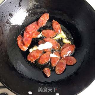 荷兰豆炒腊肠的做法步骤:3