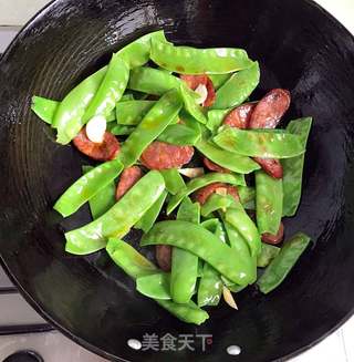 荷兰豆炒腊肠的做法步骤:4