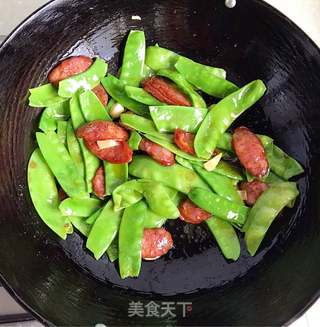 荷兰豆炒腊肠的做法步骤:5