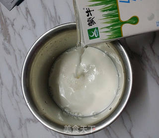 蓝莓果酱拉花酸奶的做法步骤:2