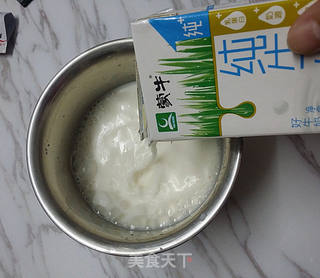 蓝莓果酱拉花酸奶的做法步骤:4