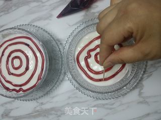 蓝莓果酱拉花酸奶的做法步骤:11
