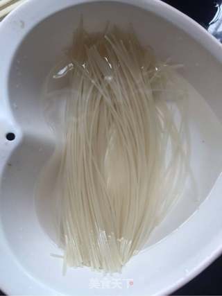 凉拌米粉的做法步骤：1