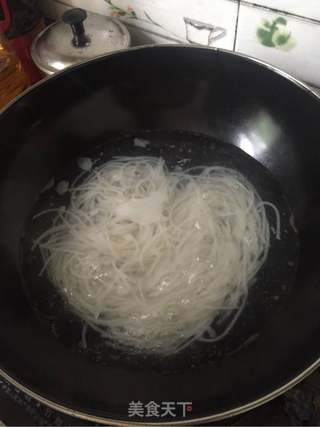 凉拌米粉的做法步骤:2
