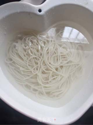 凉拌米粉的做法步骤:3