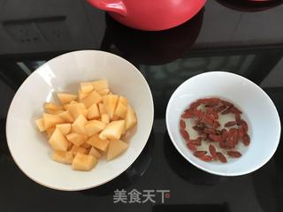 甜瓜枸杞银耳羹的做法步骤:2
