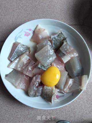 菠萝咕噜鱼的做法步骤:2