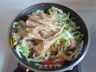 圆白菜炒饼的做法步骤:7