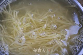 烤箱菜～黑胡椒香肠烤土豆丝的做法步骤：2