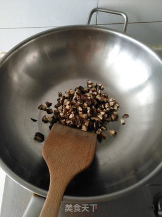 香菇鸡肉酱油炒饭的做法步骤:5