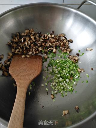 香菇鸡肉酱油炒饭的做法步骤:6