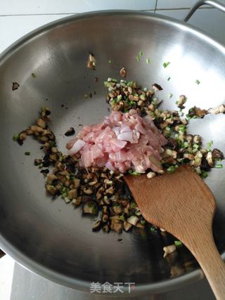 香菇鸡肉酱油炒饭的做法步骤:7