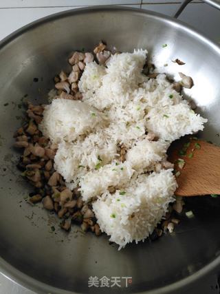 香菇鸡肉酱油炒饭的做法步骤:8