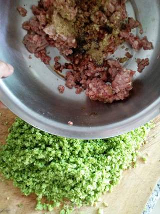 西兰花牛肉水饺的做法步骤:2