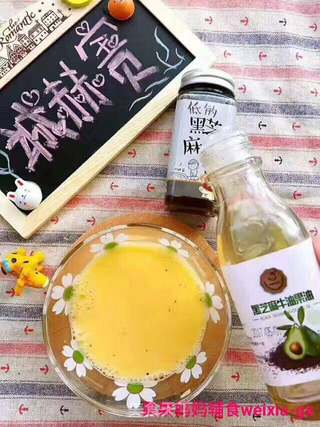 秋葵蒸蛋羹适合12+以上宝宝食用,不加盐和酱油,8➕以上宝的做法步骤:4