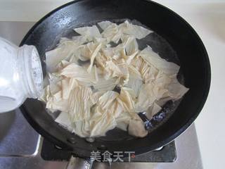 油豆皮炒圆白菜的做法步骤:2