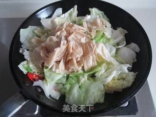 油豆皮炒圆白菜的做法步骤:6