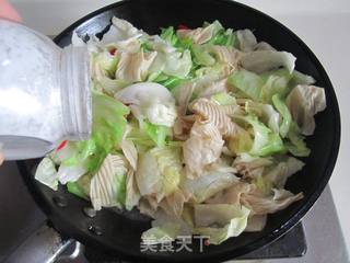 油豆皮炒圆白菜的做法步骤：7