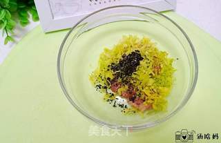 芹菜肉馅三角馄饨的做法步骤:4