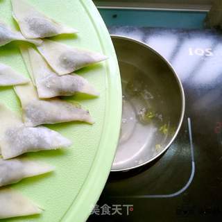 芹菜肉馅三角馄饨的做法步骤:9