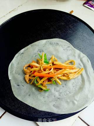 饺子皮卷饼的做法步骤:11