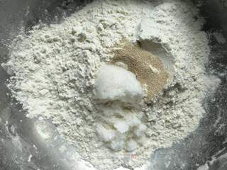 嫩烤箱之嫩烤香肠馒头的做法步骤:2