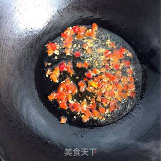 剁椒蒜蓉粉丝蒸丝瓜的做法步骤:2
