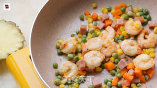 连碗都省了的“菠萝船炒饭”的做法步骤：10