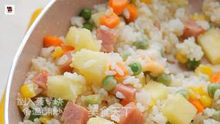 连碗都省了的“菠萝船炒饭”的做法步骤：13