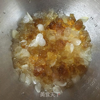 桃胶皂角米银耳羹的做法步骤：3