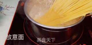 牛柳炒意面的做法步骤：3