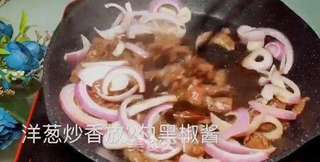 牛柳炒意面的做法步骤:6