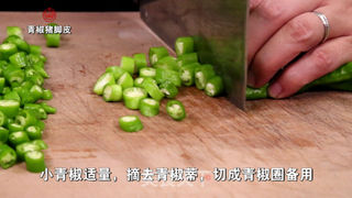 青椒猪脚皮的做法步骤:4