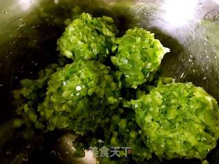 青椒猪肉蒸饺的做法步骤:3
