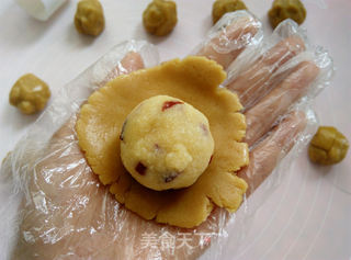 椰蓉蔓越莓月饼的做法步骤:12