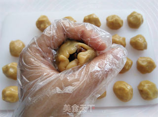 核桃枣泥月饼的做法步骤:9