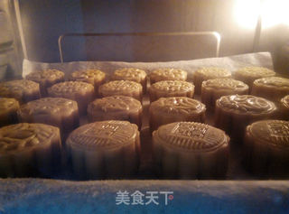 核桃枣泥月饼的做法步骤:13