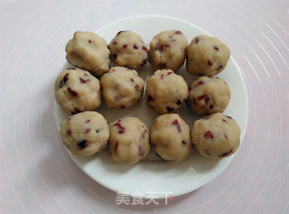 巧克力蔓越莓莲蓉月饼的做法步骤：4