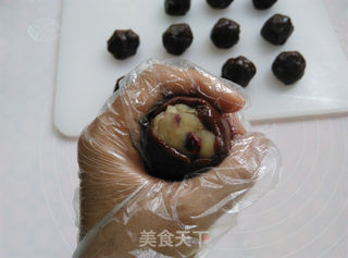 巧克力蔓越莓莲蓉月饼的做法步骤：10