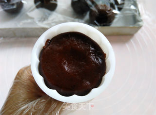 巧克力蔓越莓莲蓉月饼的做法步骤：12