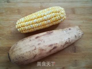莲藕玉米猪脚汤的做法步骤:2