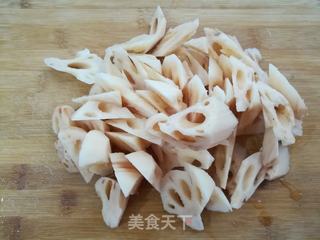 莲藕玉米猪脚汤的做法步骤:3