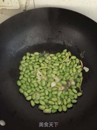 青椒炒毛豆的做法步骤:2