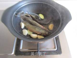 青豆泥鳅汤的做法步骤:3