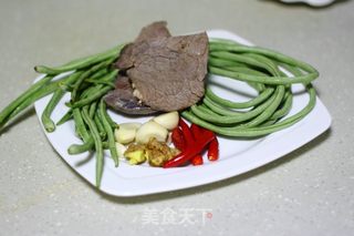 牛肉炒豇豆的做法步骤：1