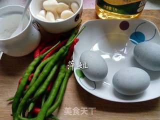 辣椒拌皮蛋的做法步骤:2
