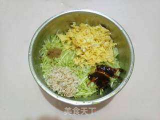 角瓜鸡蛋虾皮饺的做法步骤:2
