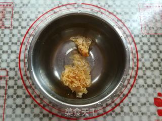 菠萝银耳羹的做法步骤：1
