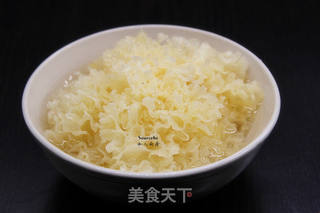 木瓜银耳糖水的做法步骤:2