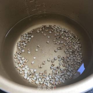 雪梨荸荠薏米糖水 的做法步骤:2